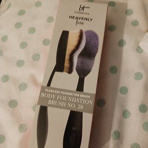 NWT! IT! COSMETICS HEAVENLY LUXE FLAWLESS FOUNDATION BRUSH